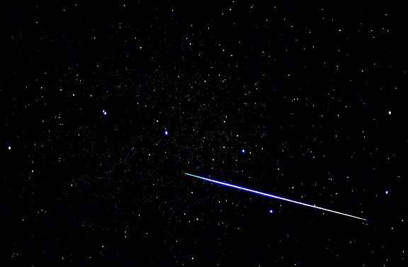 A Geminid meteor streaks through Ursa Major in 1998 (Yukihiro Kida)